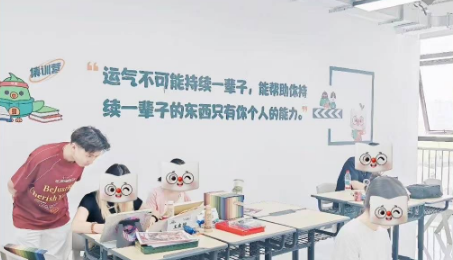 新东方考研老师指导学生学习场景.png