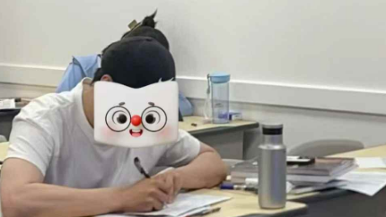 学生在教室自习的场景.png
